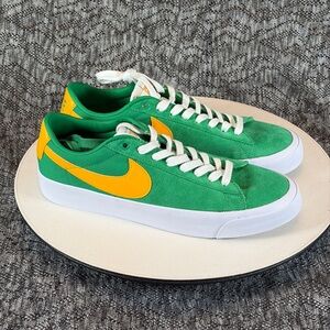 Nike SB Zoom Blazer Low Pro GT Sneakers Lucky Green Gold